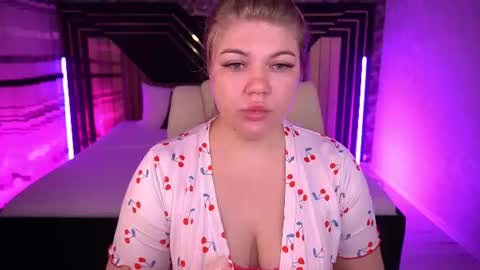 Snapshot of amellywhite chatting on 06.25.26 Alina online show from 06.25.26