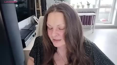 Snapshot of amilafran chatting on 05.17.26 Mila online show from 05.17.26