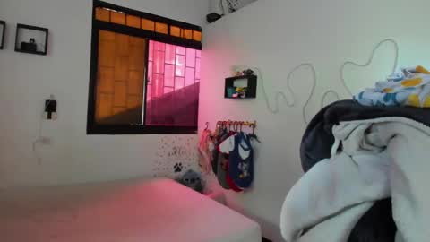 Snapshot of amy_and_eloise chatting on 10.04.25 AmyEloise online show from 10.04.25