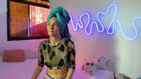 Snapshot of amy_and_eloise chatting on 11.01.25 AmyEloise online show from 11.01.25