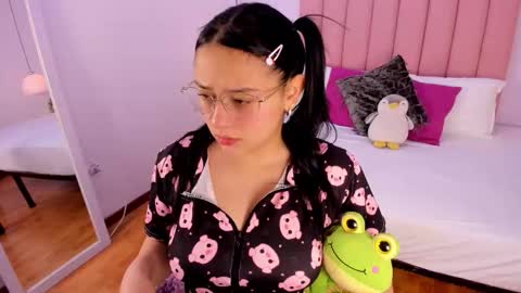 Snapshot of amy_ferreira chatting on 11.19.25 Aleja online show from 11.19.25