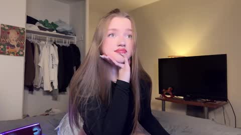 Snapshot of amyjj chatting on 01.12.25 Amy online show from 01.12.25