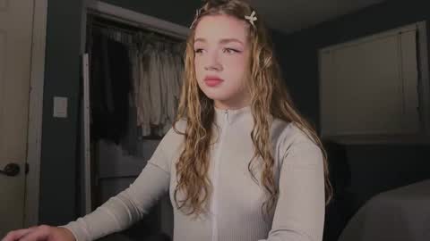 Snapshot of amyjj chatting on 09.23.25 Amy online show from 09.23.25