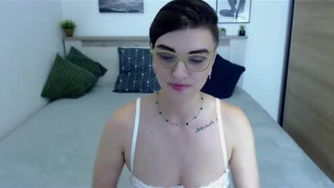 Snapshot of amylexy chatting on 09.28.25 Hi there guys My pleasure in your hands pvt is open online show from 09.28.25
