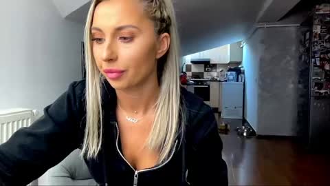 Snapshot of amyroberta92 chatting on 12.19.24 amyroberta92 online show from 12.19.24