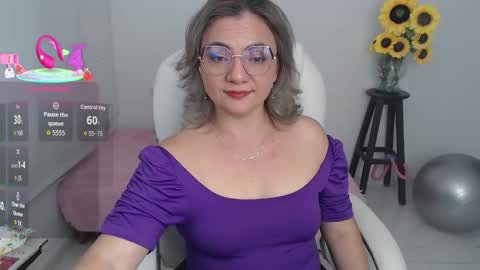 Snapshot of ana_hotmilfx chatting on 10.06.25 ANA online show from 10.06.25