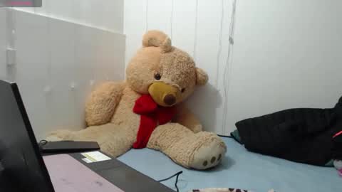 Snapshot of anahibrowns95 chatting on 12.04.25 Anahi Browns online show from 12.04.25