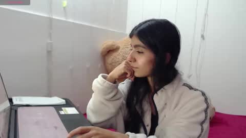 Snapshot of anahibrowns95 chatting on 12.17.25 Anahi Browns online show from 12.17.25