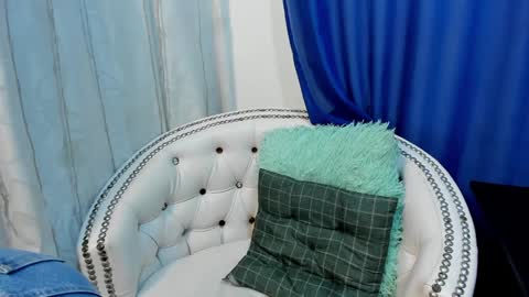 Snapshot of analia18_ chatting on 01.21.25 analia18 online show from 01.21.25