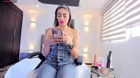 Snapshot of anaruiz1_ chatting on 02.01.25 ana online show from 02.01.25