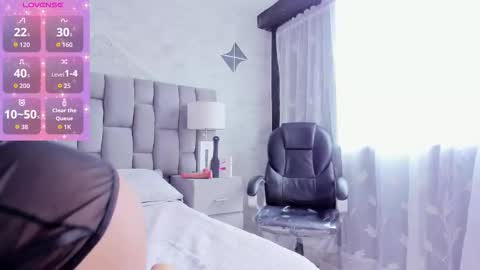 Snapshot of anaruiz1_ chatting on 09.13.25 ana online show from 09.13.25