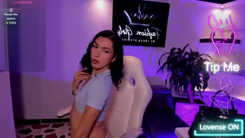 Snapshot of anaruiz1_ chatting on 10.11.25 ana online show from 10.11.25