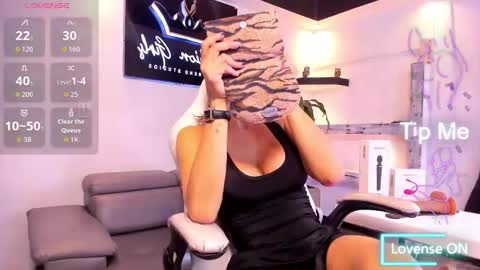 Snapshot of anaruiz1_ chatting on 10.15.25 ana online show from 10.15.25