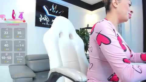 Snapshot of anaruiz1_ chatting on 11.03.25 ana online show from 11.03.25