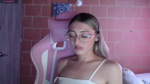 Snapshot of andrea_camila chatting on 09.10.25 Andrea online show from 09.10.25