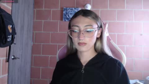 Snapshot of andrea_camila chatting on 09.30.25 Andrea online show from 09.30.25