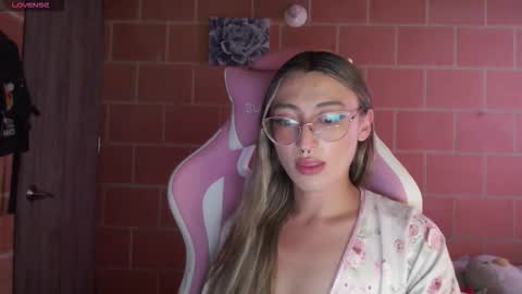 Snapshot of andrea_camila chatting on 10.11.25 Andrea online show from 10.11.25