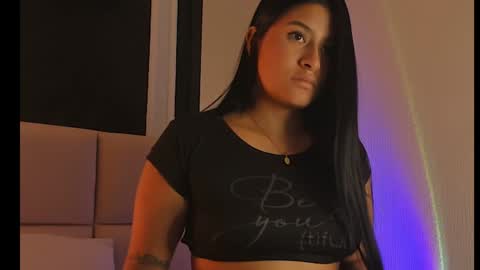 Snapshot of andrea_gomes_ chatting on 01.17.25 andrea online show from 01.17.25