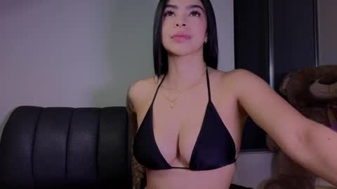Snapshot of andrea_torres_ chatting on 04.22.26 online show from 04.22.26
