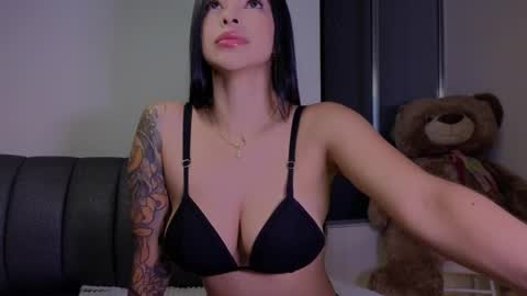 Snapshot of andrea_torres_ chatting on 05.04.26 online show from 05.04.26