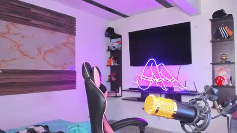 Snapshot of andrees_s chatting on 10.13.25 andrees_s online show from 10.13.25