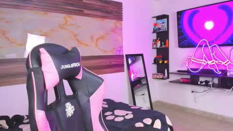 Snapshot of andrees_s chatting on 10.31.25 andrees_s online show from 10.31.25