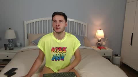 Snapshot of andrew2305 chatting on 09.30.25 Justin Andrew online show from 09.30.25