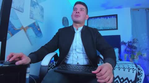 Snapshot of andrewstelee chatting on 03.08.25 andrewstelee online show from 03.08.25