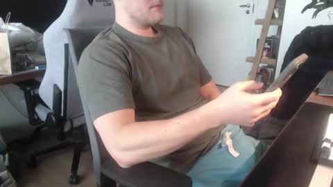 Snapshot of andycandy1994 chatting on 11.23.25 andycandy1994 online show from 11.23.25