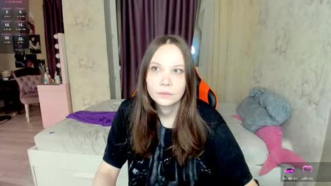 Snapshot of angel_doll585 chatting on 10.30.25 Fallen Angel online show from 10.30.25