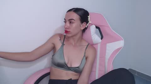 Snapshot of angel_girl10 chatting on 11.24.25 Angel Girl online show from 11.24.25