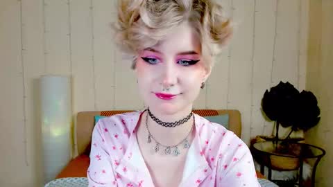 Snapshot of angel_julles chatting on 11.01.25 Angel Dust online show from 11.01.25