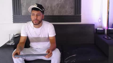 angel_villareal_ online show from 02.14.26