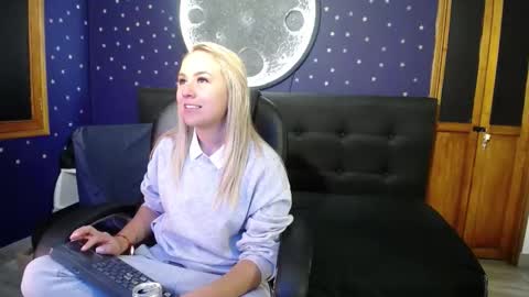 Snapshot of angel_white25 chatting on 12.05.25 Angel online show from 12.05.25