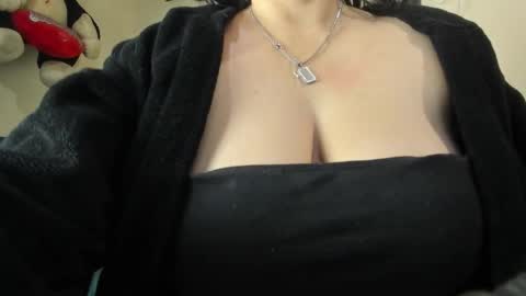 Snapshot of angela_suaza chatting on 11.03.25 Angela online show from 11.03.25