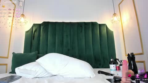 Snapshot of angelaluxi chatting on 12.14.24 Angela online show from 12.14.24