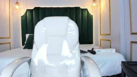 Snapshot of angelaluxi chatting on 12.23.24 Angela online show from 12.23.24