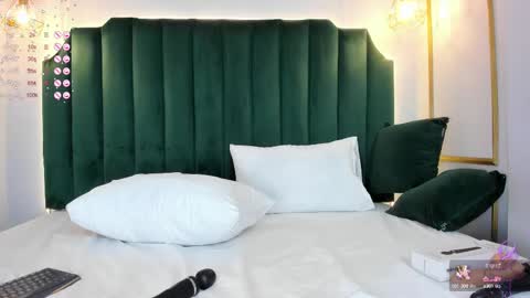 Snapshot of angelaluxi chatting on 02.12.25 Angela online show from 02.12.25