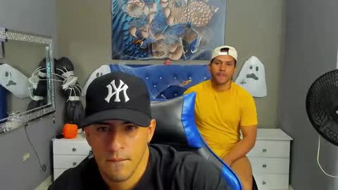 Snapshot of angelandchris chatting on 10.25.25 Angel And Cris online show from 10.25.25
