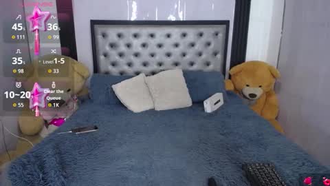 Snapshot of angelcamgirl20 chatting on 10.18.25 angel online show from 10.18.25