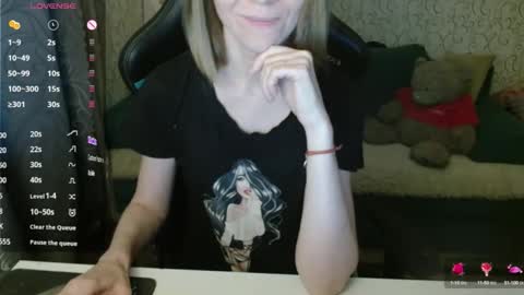 Snapshot of angelcute32 chatting on 10.14.25 AngelCute32 online show from 10.14.25