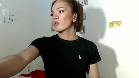 Snapshot of angelic_slutxx chatting on 12.11.24 Yhanna online show from 12.11.24