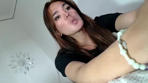 Snapshot of angelic_slutxx chatting on 12.15.24 Yhanna online show from 12.15.24