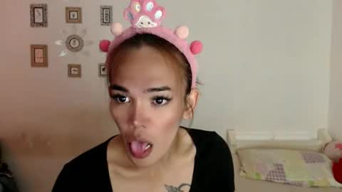 Snapshot of angelic_slutxx chatting on 10.25.25 Yhanna online show from 10.25.25