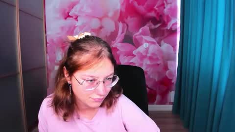 Snapshot of angelinalow chatting on 09.16.25 AngelinaLow online show from 09.16.25