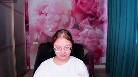 Snapshot of angelinalow chatting on 10.01.25 AngelinaLow online show from 10.01.25
