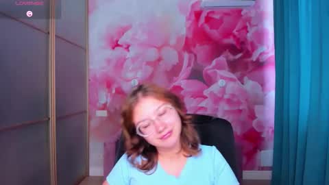 Snapshot of angelinalow chatting on 10.23.25 AngelinaLow online show from 10.23.25