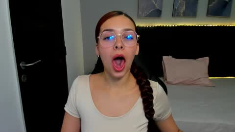 Snapshot of angeline_davies chatting on 02.05.26 angeline_davies online show from 02.05.26