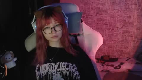 Snapshot of angellmarel chatting on 12.18.25 Anora online show from 12.18.25