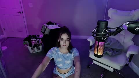 Angie Fae online show from 11.11.25